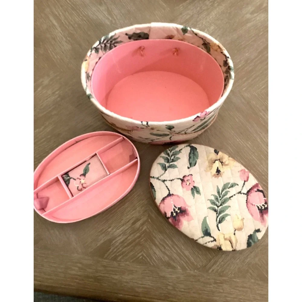 VINTAGE DREAM HOUSE CLOSET/SEWING ACCESSORIES JAYHAWK NY BOX IN QUILTED FLORAL